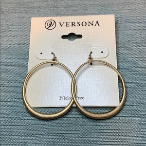 Verso a Mod style round earrings in muted gold